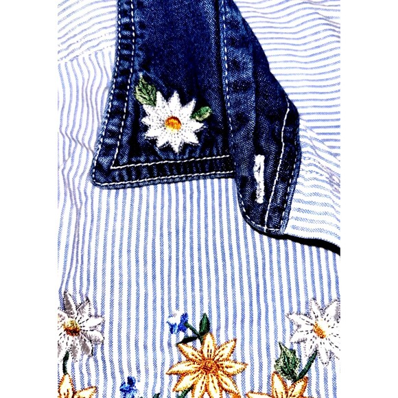 Bobbie Brooks Women’s Denim Button Shirt - Vintage Embroidered Flowers Large - Picture 3 of 4